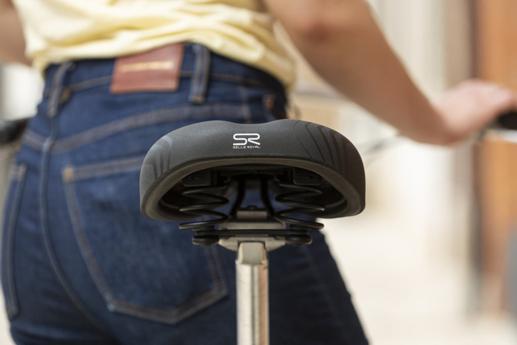 Roomy moderate saddle