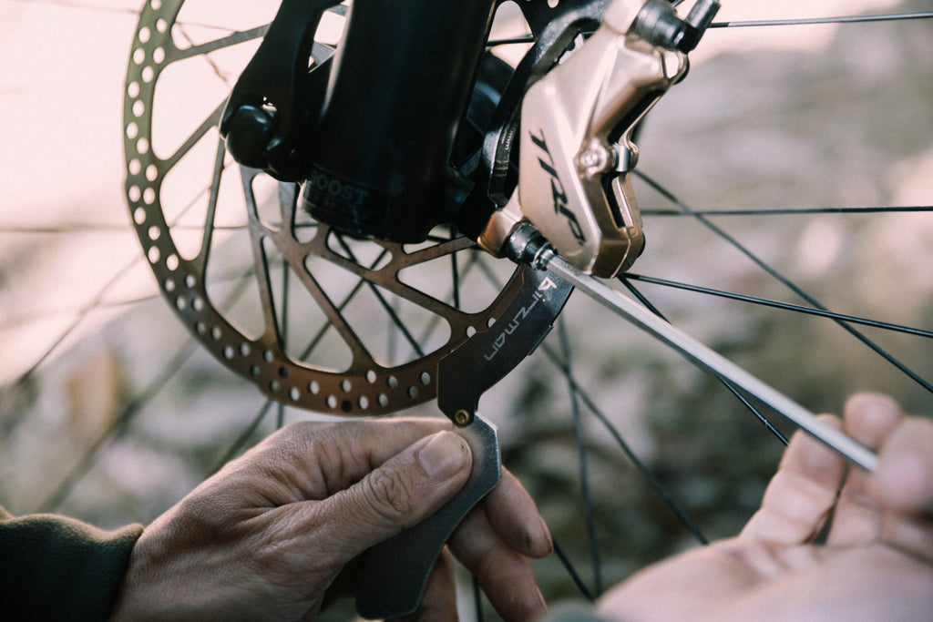 Disc brake assembly aid