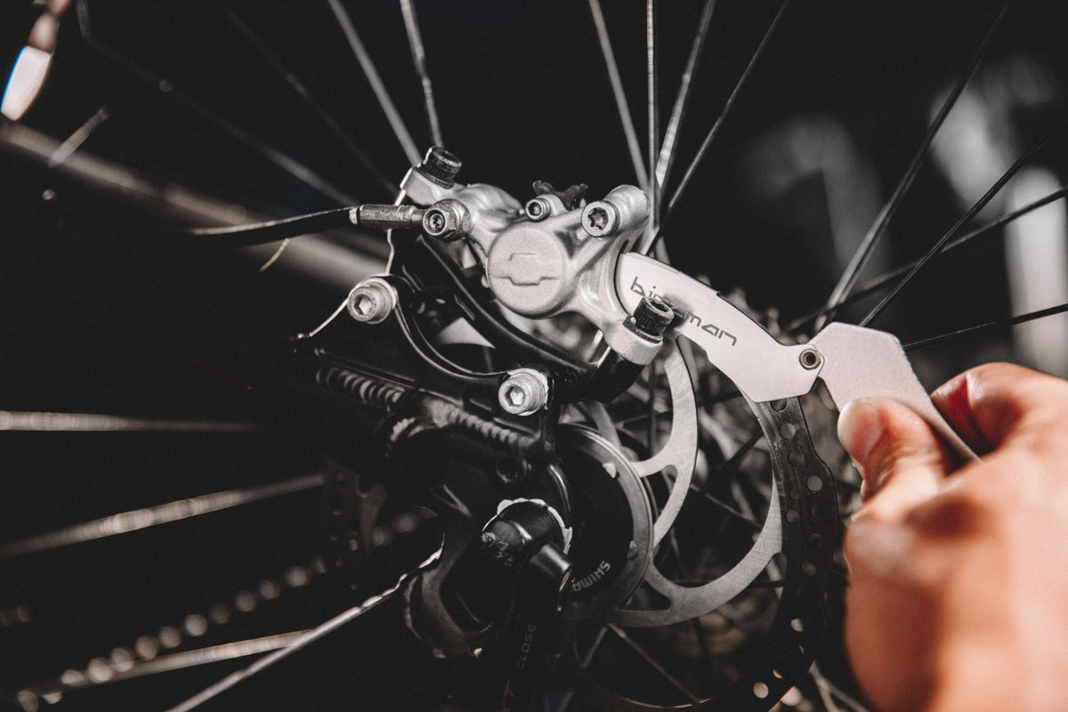 Disc brake assembly aid