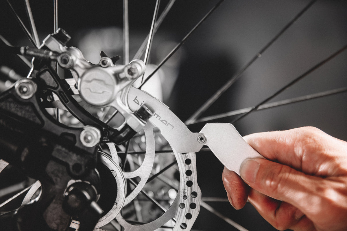 Disc brake assembly aid